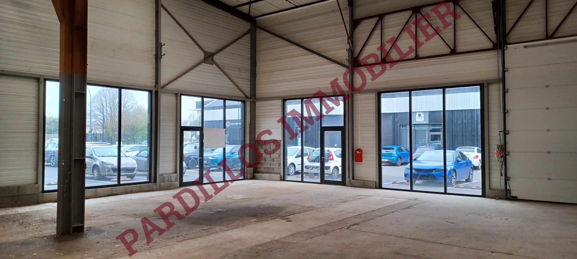 CAEN OUEST - A Vendre - LOCAL COMMERCIAL  - 435M² env. BELLES VITRINES.
