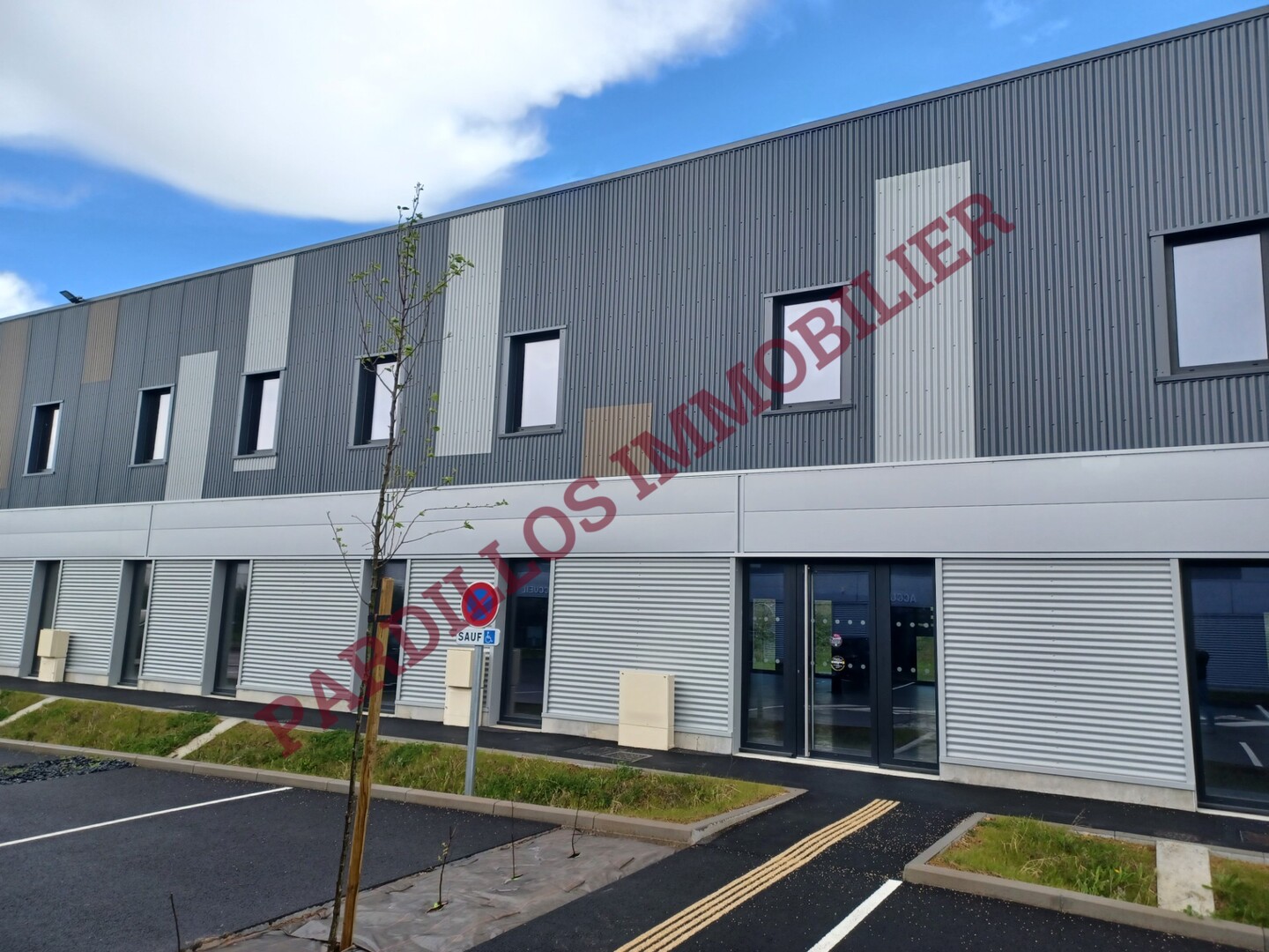 IFS - A vendre - LOCAL NEUF A USAGE DE BUREAUX - 339 m²