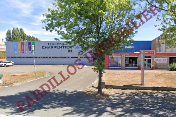 LAVAL - Local d'activité/entrepôt  de 4 965 m² à louer dans une zone d'activé bien implantée dans le secteur.