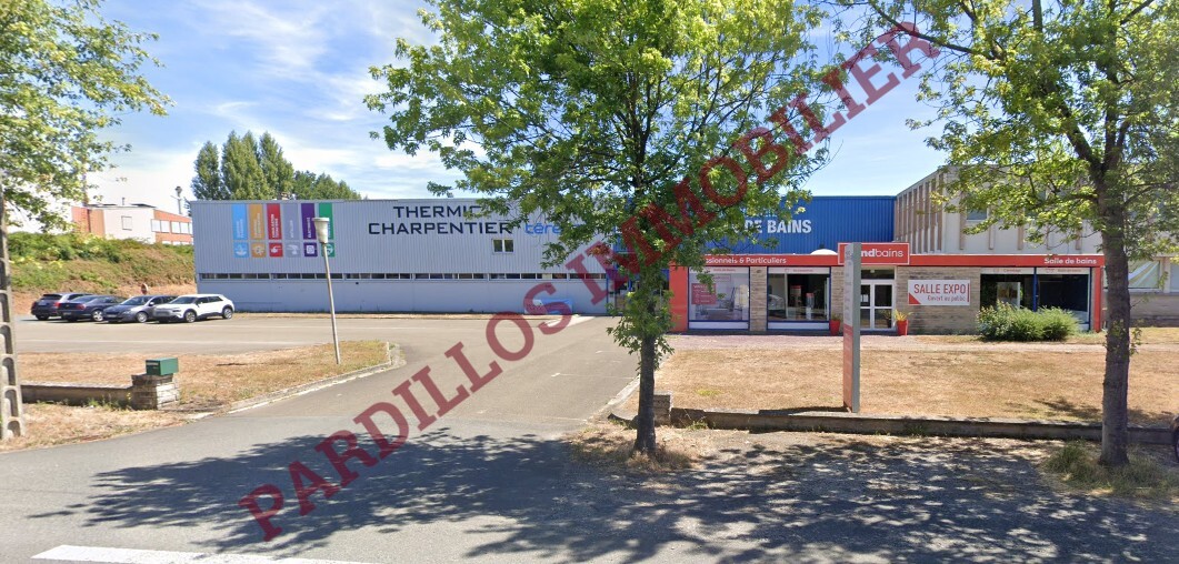 LAVAL - Local d'activité/entrepôt  de 4 965 m² à vendre dans une zone d'activé bien implantée dans le secteur.