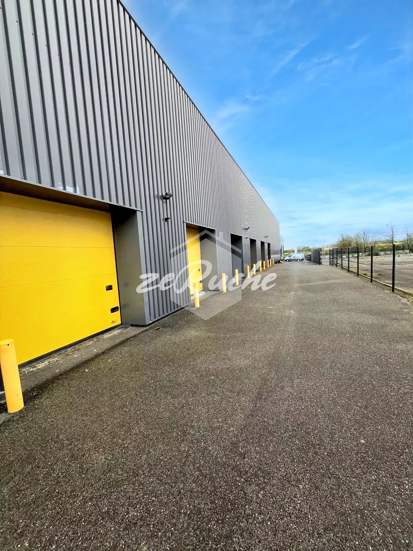 Location de box à Carpiquet - 75 m² disponibles