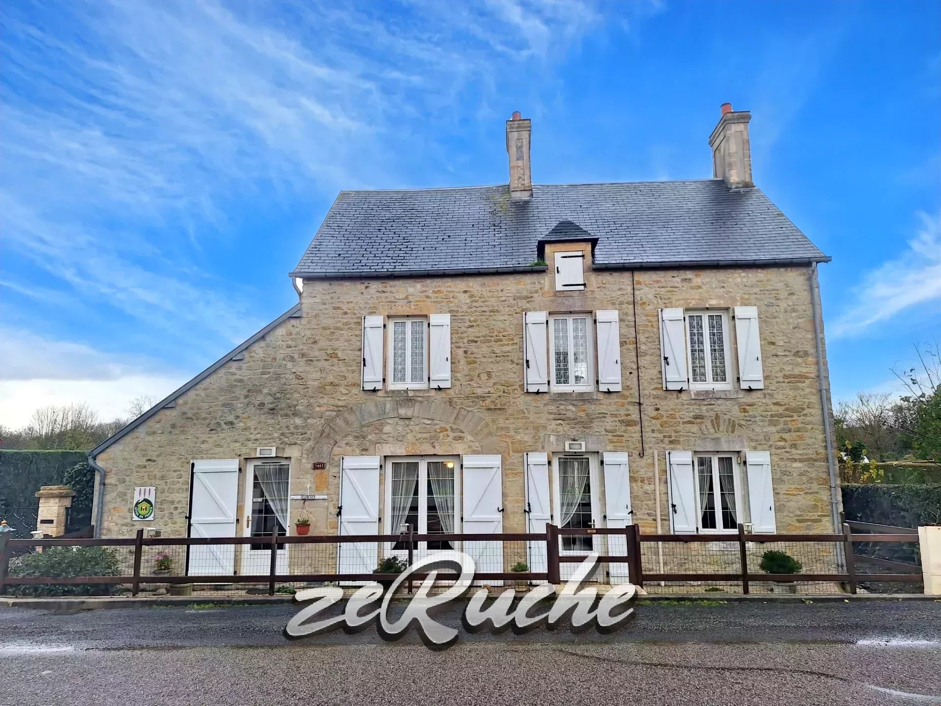 House + Gîte and outbuildings in Formigny la Bataille